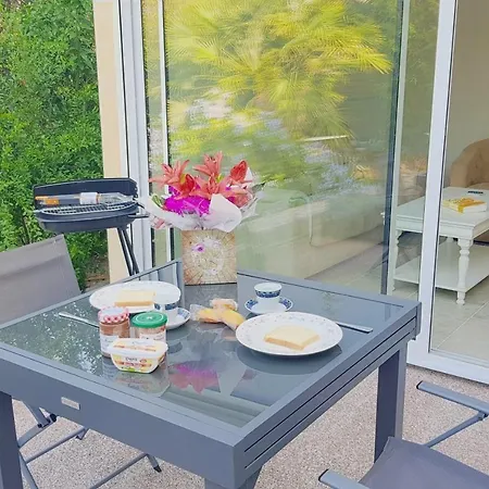 Holiday For 6 With Garden *